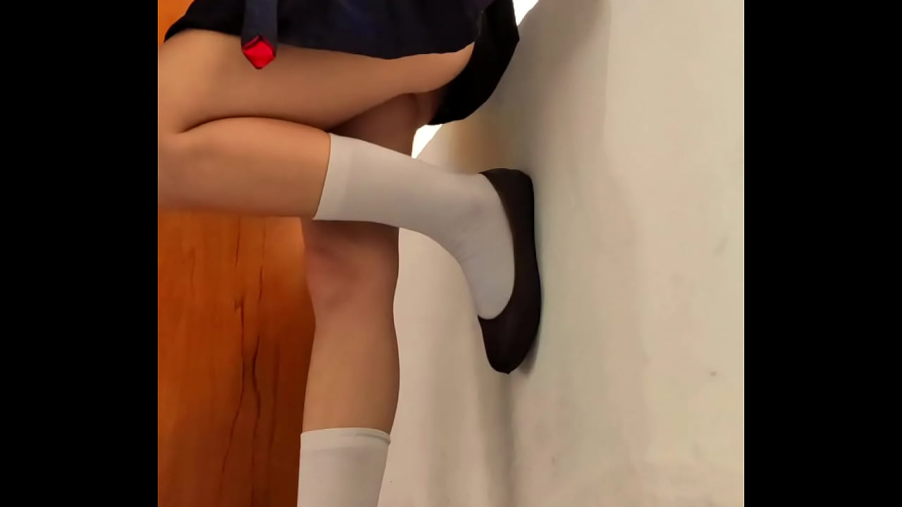 Cov tub ntxhais hluas kawm ntawv fucked thiab cum sawv ntawm lub qhov rais hauv chav kawm khoob