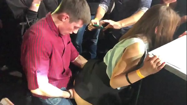 Kev sib deev tiag nyob rau hauv ib lub nightclub Lavxias teb sab. 18-xyoo-laus Lavxias teb sab ntxhais nyob rau hauv lub qhov quav thiab qhov chaw mos fucked nyob rau hauv ib tug nightclub